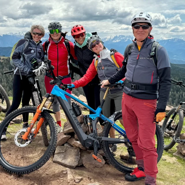 Mit 4 Mädels beim E-Mountainbike Fahrtechnikkurs. War eine tolle Gruppe ;-)

#fahrtechnik #mtbguidelife #biketechnik #stoanernemandln #saltenbike #bikeurlaub #genussbiken